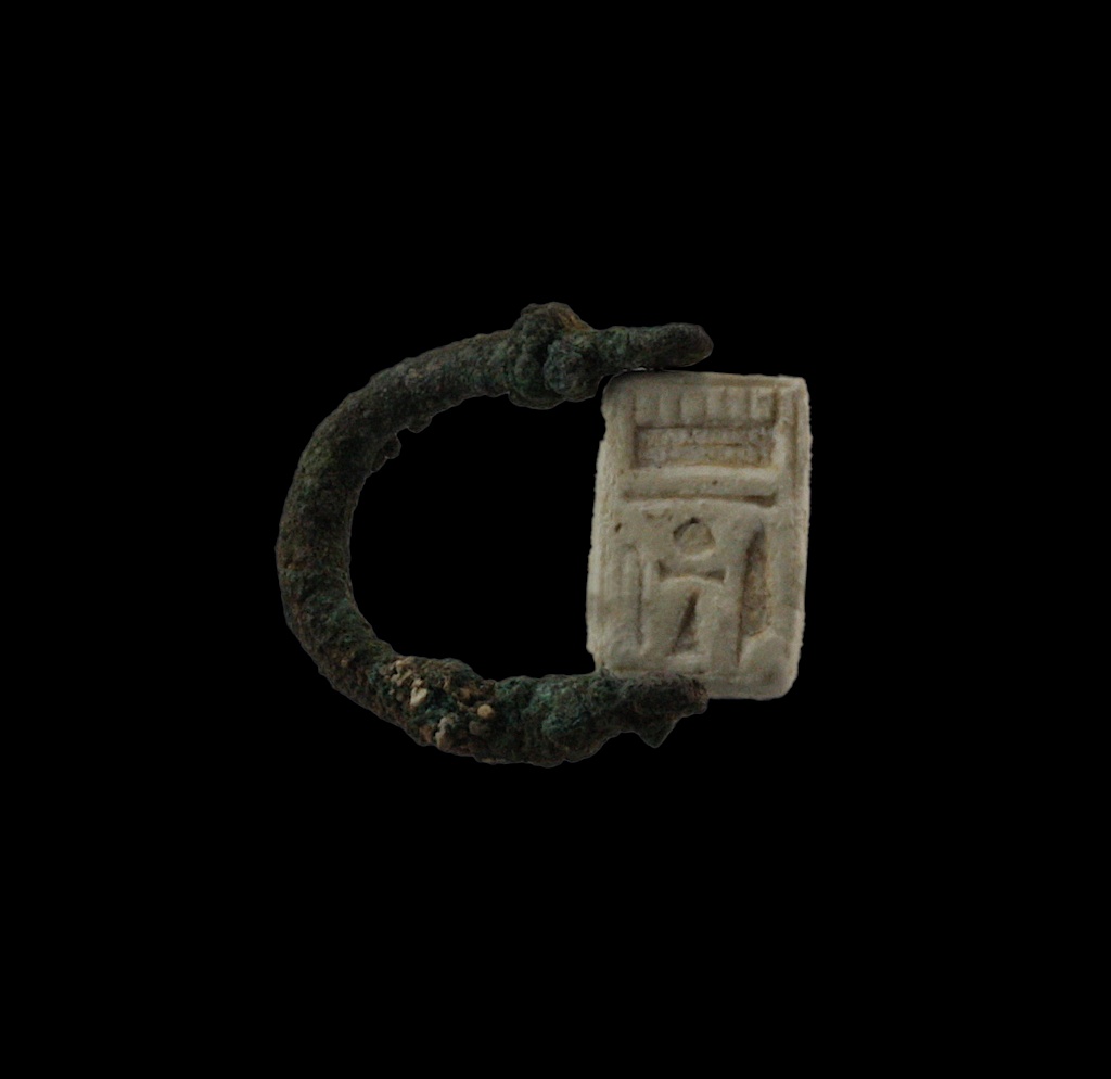 Bronze ring with faience Plaque  Signa Ring  (03.046.1)